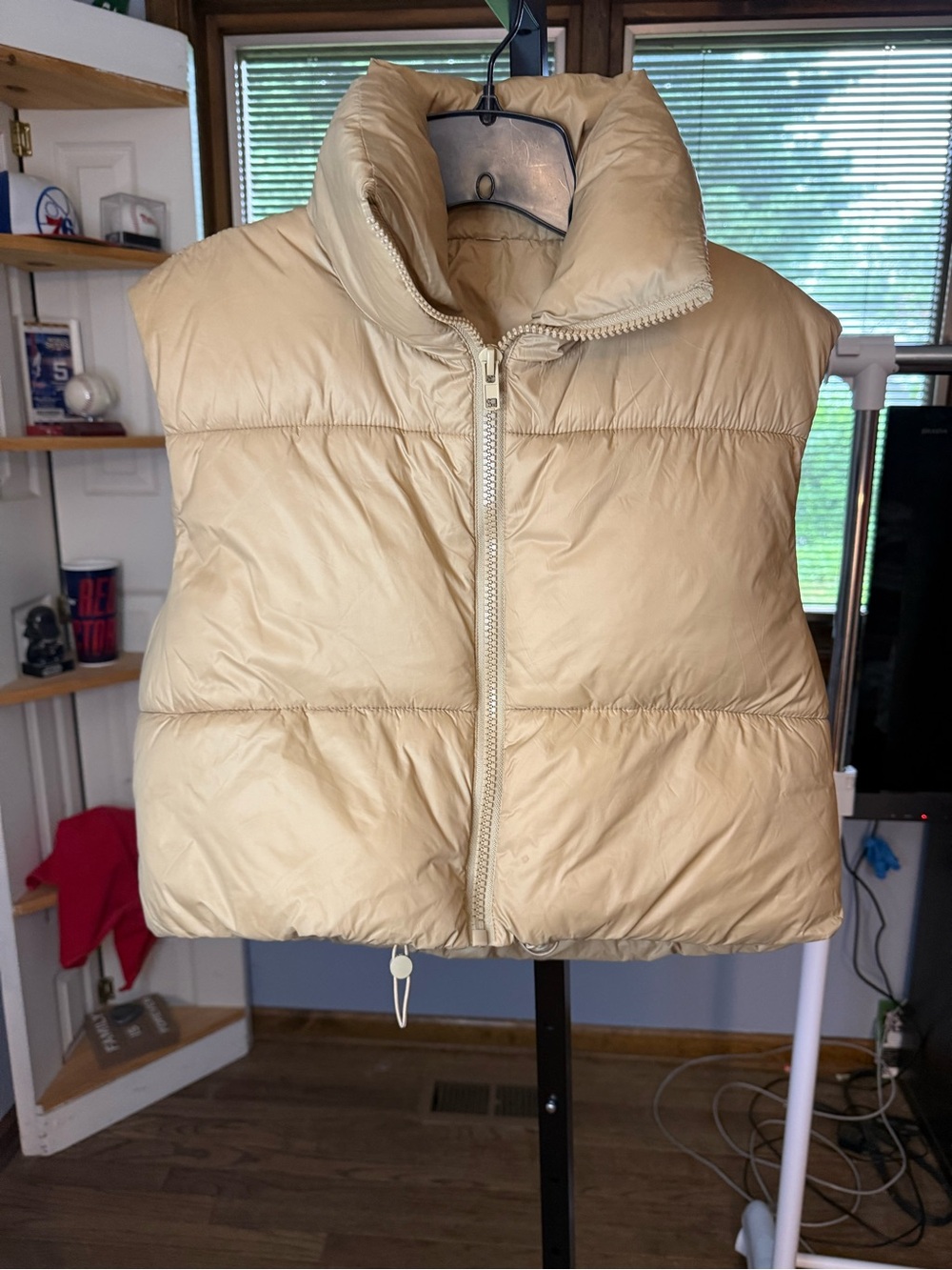 Cropped Puffer Vest in Beige